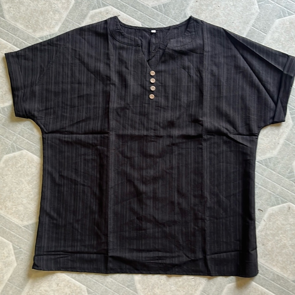 Women’s black top size XL
